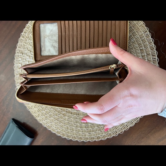 Michael Kors wallet - Picture 3 of 8